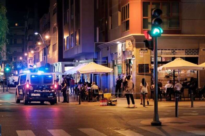 En la imagen, la Policía vigila que se cumplan las restricciones sanitarias en una calle del sector Puerto-Canteras de Las Palmas de Gran Canaria / EFE Ángel Medina G.